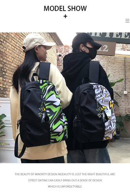Un nouveau sac à dos de classe de lycée. Un sac de classe de lycée.