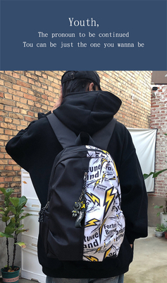 Un nouveau sac à dos de classe de lycée. Un sac de classe de lycée.