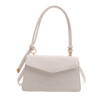 La qualité du cuir est pure. Tout en un sac à main pour femme.