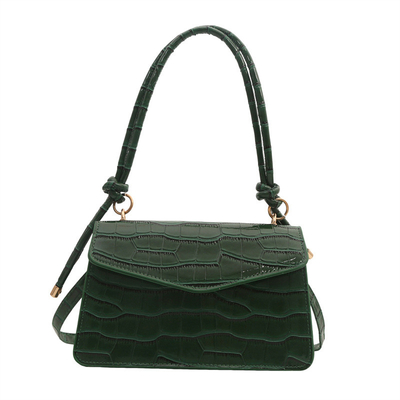 La qualité du cuir est pure. Tout en un sac à main pour femme.
