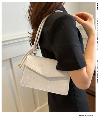La qualité du cuir est pure. Tout en un sac à main pour femme.
