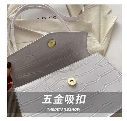 La qualité du cuir est pure. Tout en un sac à main pour femme.