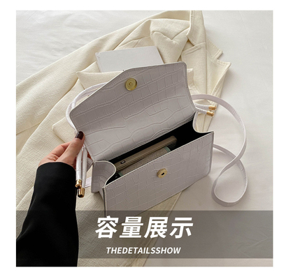 La qualité du cuir est pure. Tout en un sac à main pour femme.