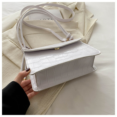 La qualité du cuir est pure. Tout en un sac à main pour femme.