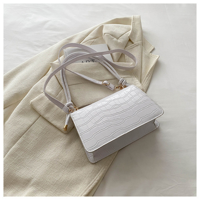 La qualité du cuir est pure. Tout en un sac à main pour femme.