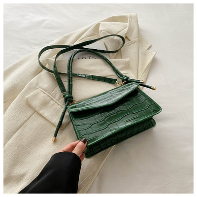 La qualité du cuir est pure. Tout en un sac à main pour femme.