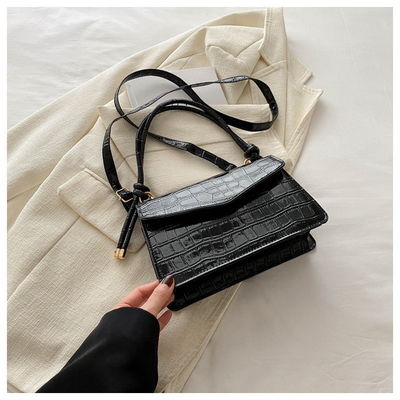 La qualité du cuir est pure. Tout en un sac à main pour femme.