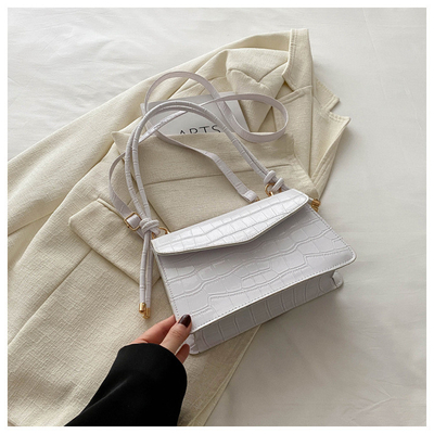 La qualité du cuir est pure. Tout en un sac à main pour femme.