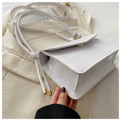 La qualité du cuir est pure. Tout en un sac à main pour femme.