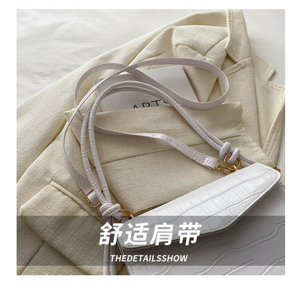 La qualité du cuir est pure. Tout en un sac à main pour femme.