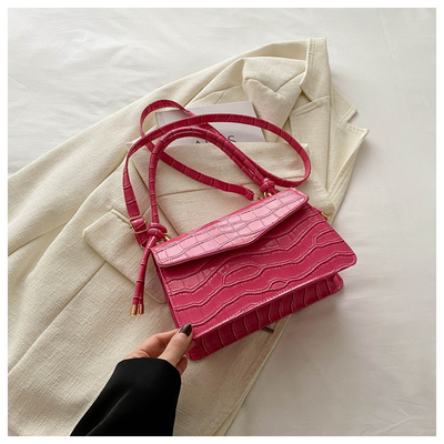 La qualité du cuir est pure. Tout en un sac à main pour femme.