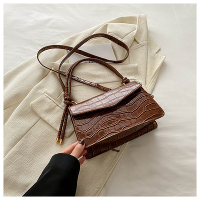 La qualité du cuir est pure. Tout en un sac à main pour femme.