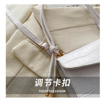 La qualité du cuir est pure. Tout en un sac à main pour femme.