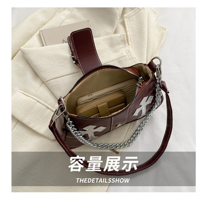 Un sac à main de haute qualité mode automne et hiver pour femmes mode de niche mode tout rétro chaîne de voyageur épaule et épaule