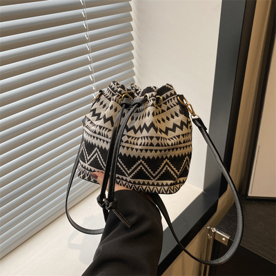 NEW CHINESE NATIONAL VENT AUSSILLE BUCKET BAG MODE SIMPLE tendance de l'été nouveau style de lin de haute qualité sens unique épaule