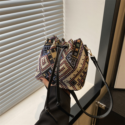 NEW CHINESE NATIONAL VENT AUSSILLE BUCKET BAG MODE SIMPLE tendance de l'été nouveau style de lin de haute qualité sens unique épaule
