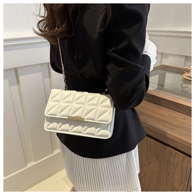 Couleur solide simple épaule unique sac transversale sac en chaîne sac printemps/été nouvelle personnalité senior dans le sac texturé