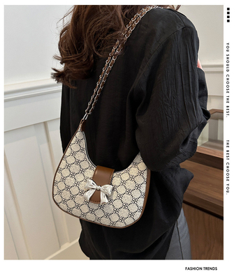 Le sac à main est un sac de printemps et d'été pour femmes.