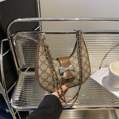 Le sac à main est un sac de printemps et d'été pour femmes.