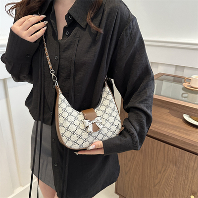 Le sac à main est un sac de printemps et d'été pour femmes.