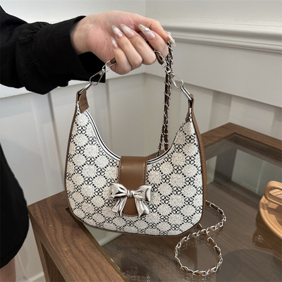 Le sac à main est un sac de printemps et d'été pour femmes.