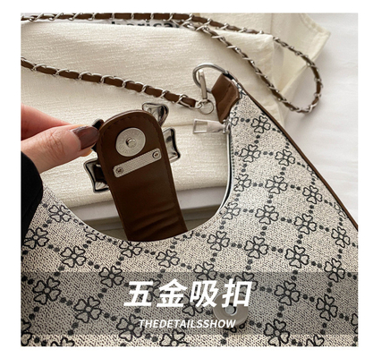Le sac à main est un sac de printemps et d'été pour femmes.
