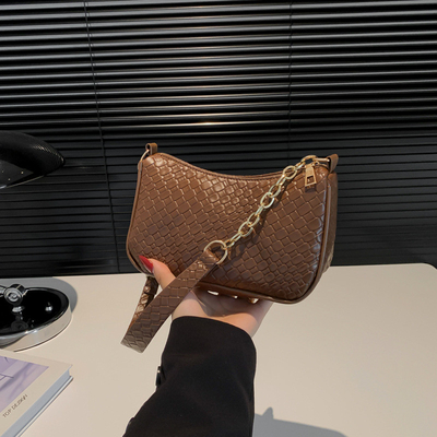 Une nouvelle tendance de la mode, une imprimante en pierre, une conception unique, un sac à main, un sac à main, une valise explosive pour femmes.