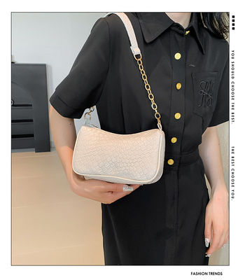 Une nouvelle tendance de la mode, une imprimante en pierre, une conception unique, un sac à main, un sac à main, une valise explosive pour femmes.