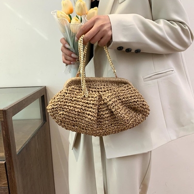 La plage est chic, les femmes sont raffées, la paille est plongée, la pince est élégante, les vacances d'été, le sac de sport, le sac à main, le sac à main.