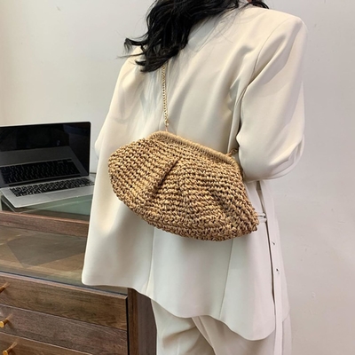 La plage est chic, les femmes sont raffées, la paille est plongée, la pince est élégante, les vacances d'été, le sac de sport, le sac à main, le sac à main.