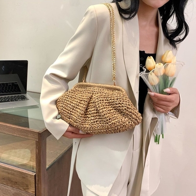La plage est chic, les femmes sont raffées, la paille est plongée, la pince est élégante, les vacances d'été, le sac de sport, le sac à main, le sac à main.
