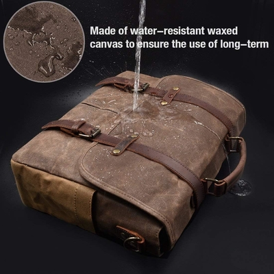 Le sac de messager est imperméable à l'eau, vintage, en cuir authentique, en toile de cire.