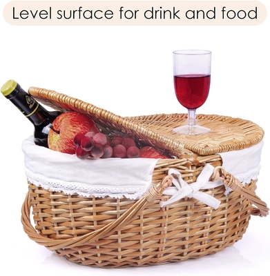 Un panier de pique-nique en cire avec couvercle et poignée, un corps tissé robuste avec une doublure lavable pour Pâques, la fête des mères, le camping en plein air.
