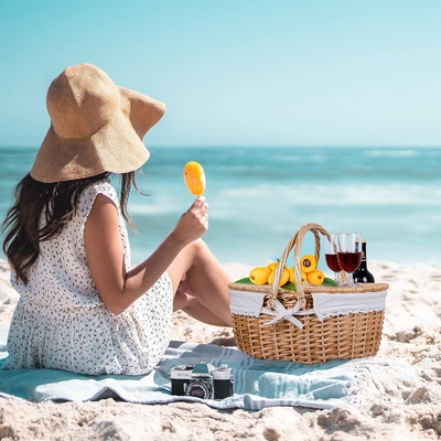 Un panier de pique-nique en cire avec couvercle et poignée, un corps tissé robuste avec une doublure lavable pour Pâques, la fête des mères, le camping en plein air.