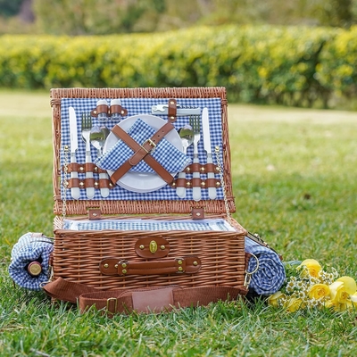 Un panier de pique-nique en cire avec couvercle et poignée, un corps tissé robuste avec une doublure lavable pour Pâques, la fête des mères, le camping en plein air.