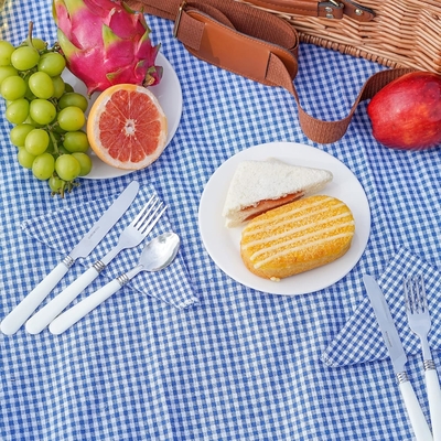 Un panier de pique-nique en cire avec couvercle et poignée, un corps tissé robuste avec une doublure lavable pour Pâques, la fête des mères, le camping en plein air.