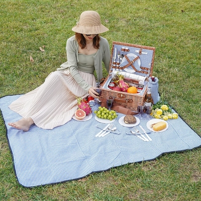Un panier de pique-nique en cire avec couvercle et poignée, un corps tissé robuste avec une doublure lavable pour Pâques, la fête des mères, le camping en plein air.