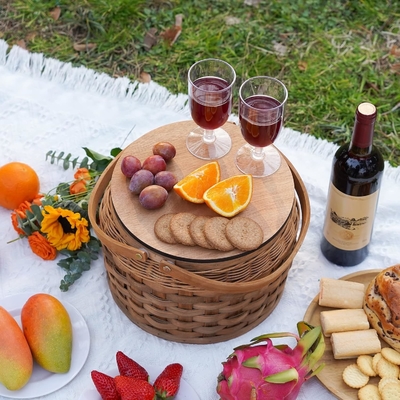 Petits paniers de pique-nique avec refroidisseur isolé, panier de pique-nique pour 2 personnes, panier de vigne en copeaux de bois, y compris 2 ensembles