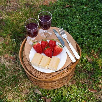 Petits paniers de pique-nique avec refroidisseur isolé, panier de pique-nique pour 2 personnes, panier de vigne en copeaux de bois, y compris 2 ensembles