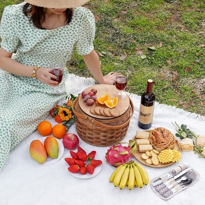Petits paniers de pique-nique avec refroidisseur isolé, panier de pique-nique pour 2 personnes, panier de vigne en copeaux de bois, y compris 2 ensembles