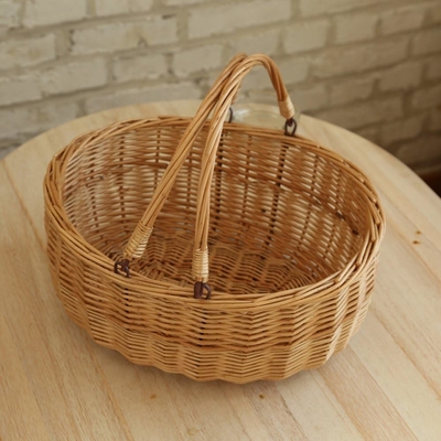 Des paniers de pique-nique en osier avec des poignées.