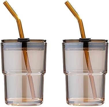 Un verre d'eau en tube de 400 ml, une tasse avec paille et un couvercle scellé, pour le café, le thé glacé, le verre isolé à paroi épaisse.