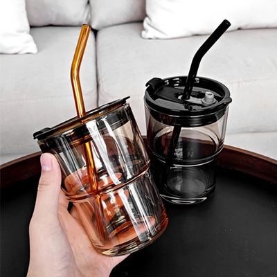 Un verre d'eau en tube de 400 ml, une tasse avec paille et un couvercle scellé, pour le café, le thé glacé, le verre isolé à paroi épaisse.