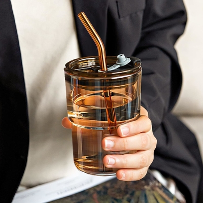 Un verre d'eau en tube de 400 ml, une tasse avec paille et un couvercle scellé, pour le café, le thé glacé, le verre isolé à paroi épaisse.