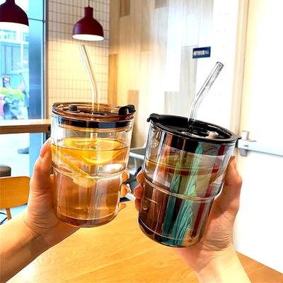 Un verre d'eau en tube de 400 ml, une tasse avec paille et un couvercle scellé, pour le café, le thé glacé, le verre isolé à paroi épaisse.