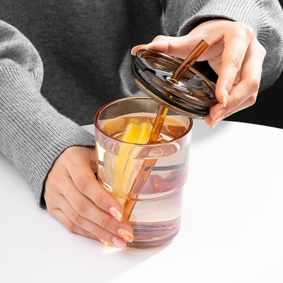 Un verre d'eau en tube de 400 ml, une tasse avec paille et un couvercle scellé, pour le café, le thé glacé, le verre isolé à paroi épaisse.