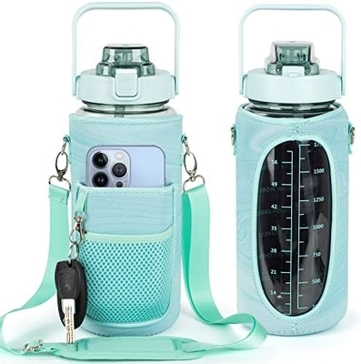Une bouteille d'eau d'un demi-gallon avec une manche, une bouteille d'eau inspirante avec une paille et un horodatage.
