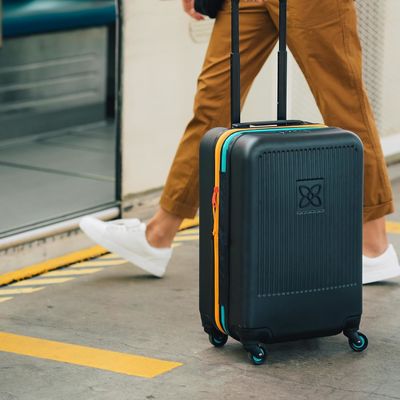 Valise durable avec panneau de compression extérieur en maille anti-écrasement et sangle de compression conçue pour des voyages sans tracas