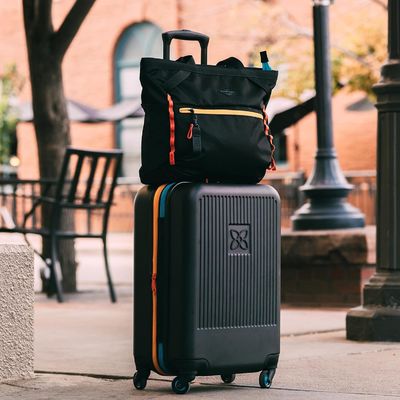 Valise durable avec panneau de compression extérieur en maille anti-écrasement et sangle de compression conçue pour des voyages sans tracas