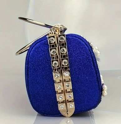 Sac de soirée de luxe fabriqué avec des matériaux idéaux pour les mariages, les fêtes et les soirées avec un intérieur spacieux